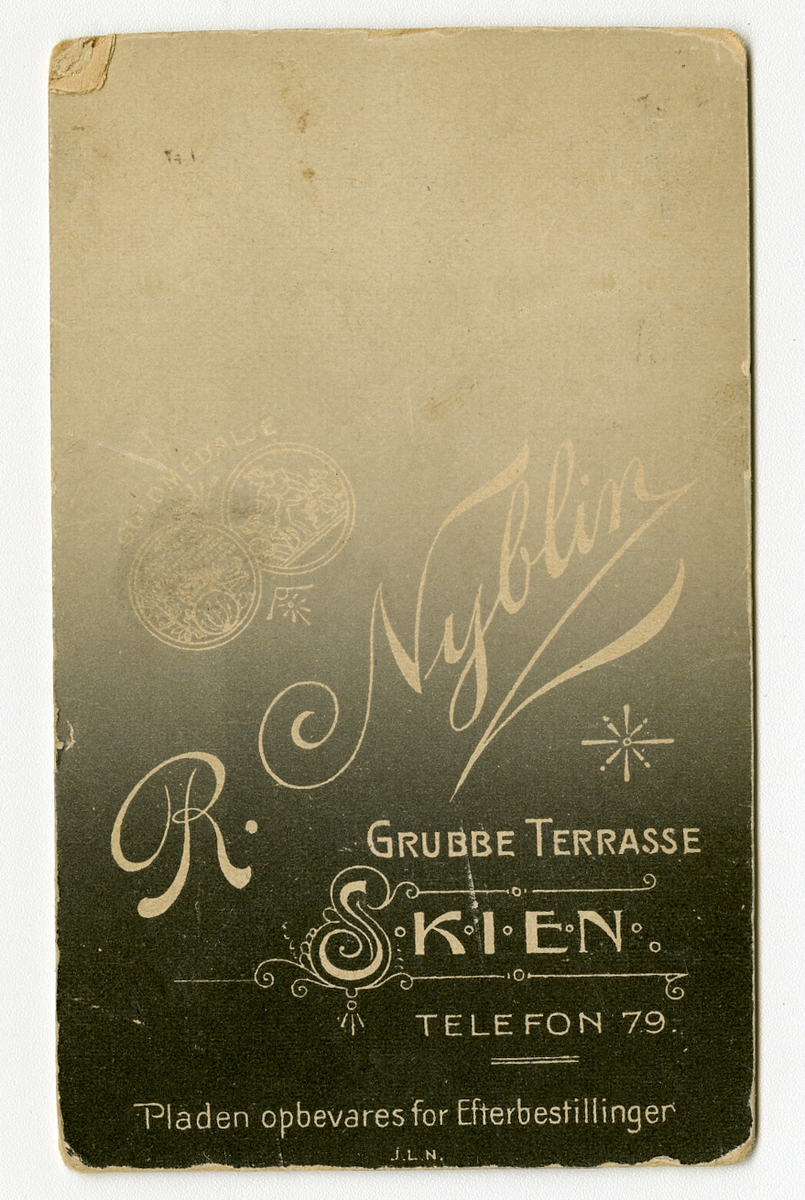 Portrett av mann, Daniel Georg Nyblin (1866 - 1910)? Usikker identifisering 

Påskrift foran: Ragnvalds far

Kopi. R. Nyblin. Grubbe Terrasse. Skien.

Påskrift Bak: 

R. Nyblin. Grubbe Terrasse. Skien. Telefon 79. Pladen opbevares for Efterbestillinger.