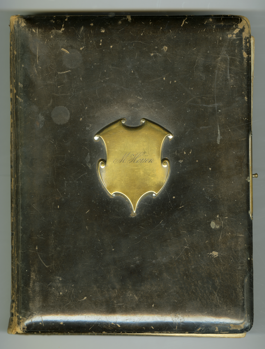 Fotoalbum med familiebilder. Navn på en del personene, påskrift på foto. Bl.a. Skiensfamilien Houen, Eberhardt m.fl.
