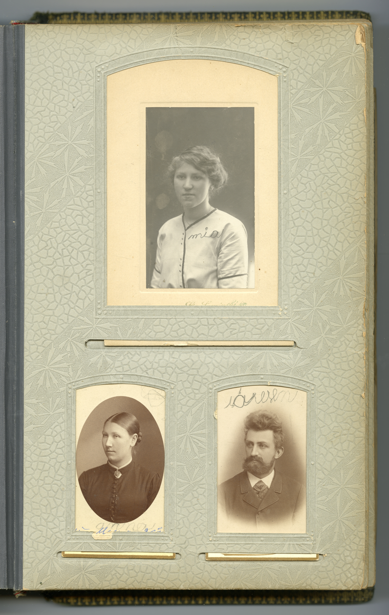 Fotoalbum med familiebilder fra Nyblin familien fra Skien, også Sørensen slekt, enkelte som utvandret til USA

Blant annet foto av Mia, Anna Karoline Olsen, Sørensen, Emanuel Sørensen, Marie Sørensen, Johannes Sørensen, Christian, Ivar, Oscar, Delba, Carl, Constanse

Foto fra fotografer Marie Rosenland, Ragnvald Nyblin, M. Neson (USA), E. A. Engelschiøn, L. Balle, Aug. Haraldsson, L. Bodner, P. F. Feilberg-Hansen, John Nielsen, R. Ovesen, Clara Hollander med mer