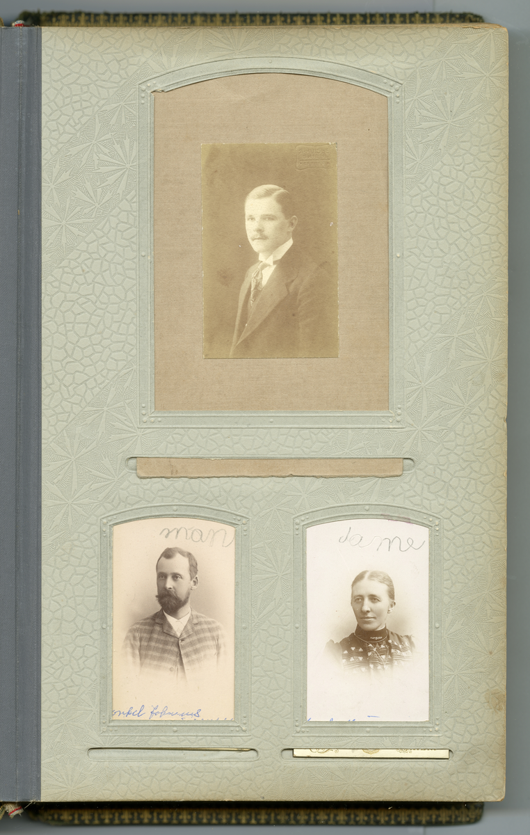 Fotoalbum med familiebilder fra Nyblin familien fra Skien, også Sørensen slekt, enkelte som utvandret til USA

Blant annet foto av Mia, Anna Karoline Olsen, Sørensen, Emanuel Sørensen, Marie Sørensen, Johannes Sørensen, Christian, Ivar, Oscar, Delba, Carl, Constanse

Foto fra fotografer Marie Rosenland, Ragnvald Nyblin, M. Neson (USA), E. A. Engelschiøn, L. Balle, Aug. Haraldsson, L. Bodner, P. F. Feilberg-Hansen, John Nielsen, R. Ovesen, Clara Hollander med mer