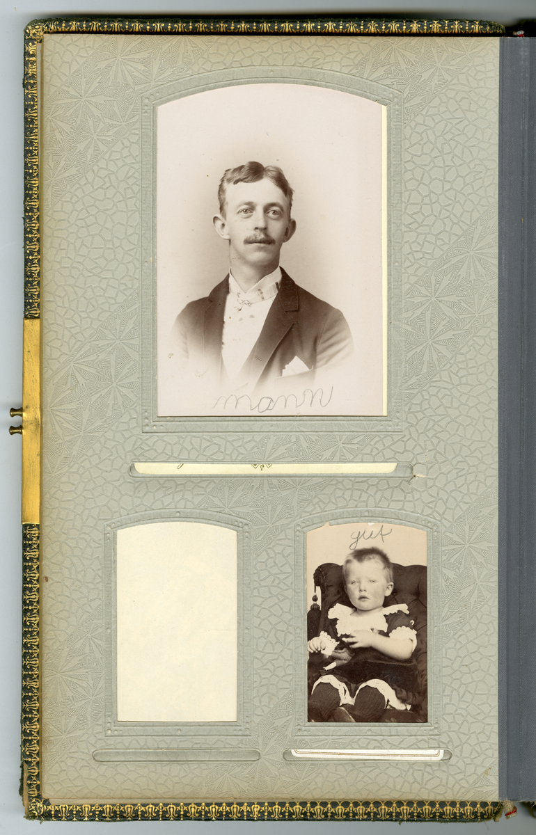 Fotoalbum med familiebilder fra Nyblin familien fra Skien, også Sørensen slekt, enkelte som utvandret til USA

Blant annet foto av Mia, Anna Karoline Olsen, Sørensen, Emanuel Sørensen, Marie Sørensen, Johannes Sørensen, Christian, Ivar, Oscar, Delba, Carl, Constanse

Foto fra fotografer Marie Rosenland, Ragnvald Nyblin, M. Neson (USA), E. A. Engelschiøn, L. Balle, Aug. Haraldsson, L. Bodner, P. F. Feilberg-Hansen, John Nielsen, R. Ovesen, Clara Hollander med mer