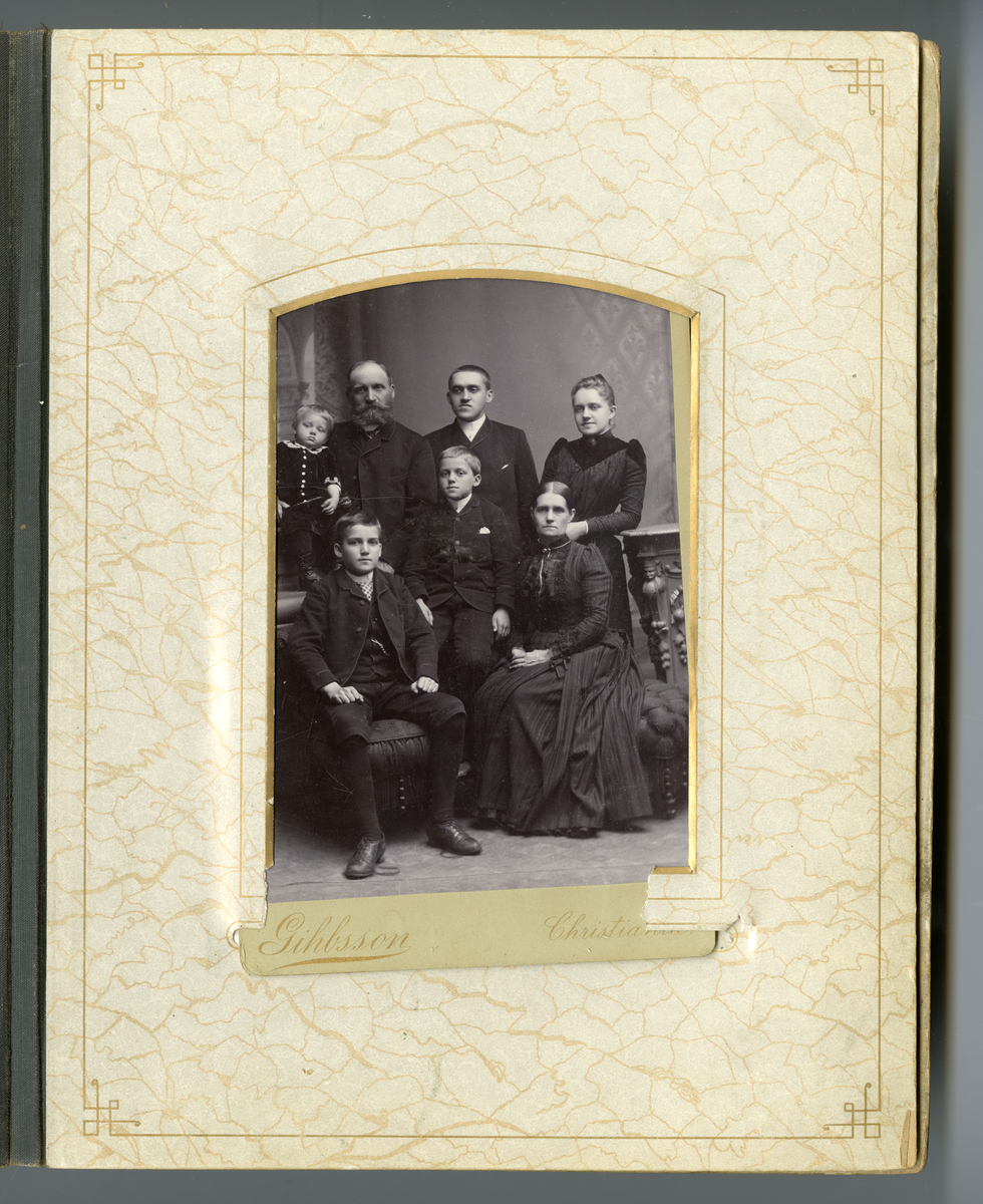 Fotoalbum med familiebilder. Navn på en del personene, påskrift på foto. Bl.a. Skiensfamilien Houen, Eberhardt m.fl.
