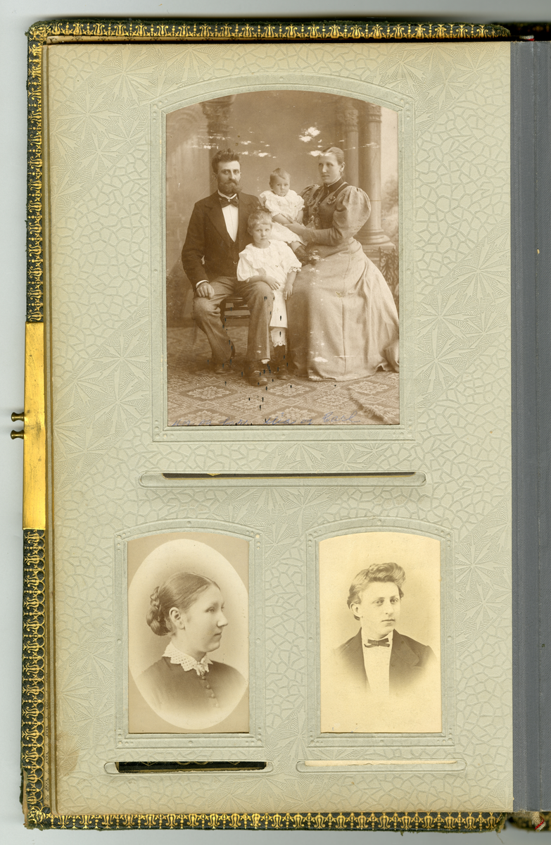 Fotoalbum med familiebilder fra Nyblin familien fra Skien, også Sørensen slekt, enkelte som utvandret til USA

Blant annet foto av Mia, Anna Karoline Olsen, Sørensen, Emanuel Sørensen, Marie Sørensen, Johannes Sørensen, Christian, Ivar, Oscar, Delba, Carl, Constanse

Foto fra fotografer Marie Rosenland, Ragnvald Nyblin, M. Neson (USA), E. A. Engelschiøn, L. Balle, Aug. Haraldsson, L. Bodner, P. F. Feilberg-Hansen, John Nielsen, R. Ovesen, Clara Hollander med mer