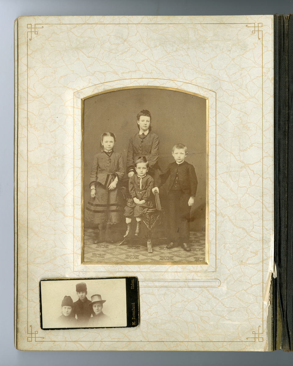 Fotoalbum med familiebilder. Navn på en del personene, påskrift på foto. Bl.a. Skiensfamilien Houen, Eberhardt m.fl.