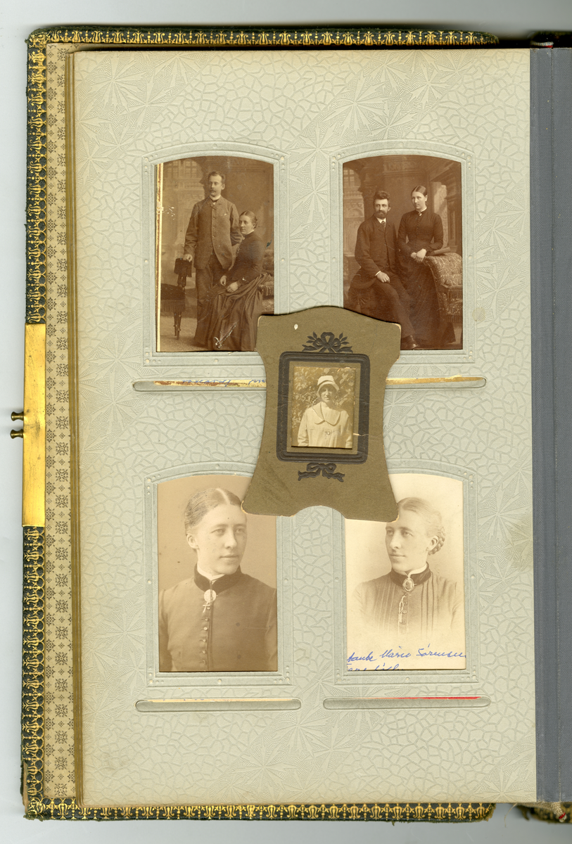 Fotoalbum med familiebilder fra Nyblin familien fra Skien, også Sørensen slekt, enkelte som utvandret til USA

Blant annet foto av Mia, Anna Karoline Olsen, Sørensen, Emanuel Sørensen, Marie Sørensen, Johannes Sørensen, Christian, Ivar, Oscar, Delba, Carl, Constanse

Foto fra fotografer Marie Rosenland, Ragnvald Nyblin, M. Neson (USA), E. A. Engelschiøn, L. Balle, Aug. Haraldsson, L. Bodner, P. F. Feilberg-Hansen, John Nielsen, R. Ovesen, Clara Hollander med mer