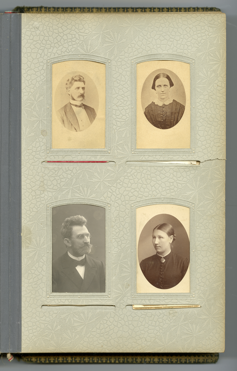Fotoalbum med familiebilder fra Nyblin familien fra Skien, også Sørensen slekt, enkelte som utvandret til USA

Blant annet foto av Mia, Anna Karoline Olsen, Sørensen, Emanuel Sørensen, Marie Sørensen, Johannes Sørensen, Christian, Ivar, Oscar, Delba, Carl, Constanse

Foto fra fotografer Marie Rosenland, Ragnvald Nyblin, M. Neson (USA), E. A. Engelschiøn, L. Balle, Aug. Haraldsson, L. Bodner, P. F. Feilberg-Hansen, John Nielsen, R. Ovesen, Clara Hollander med mer