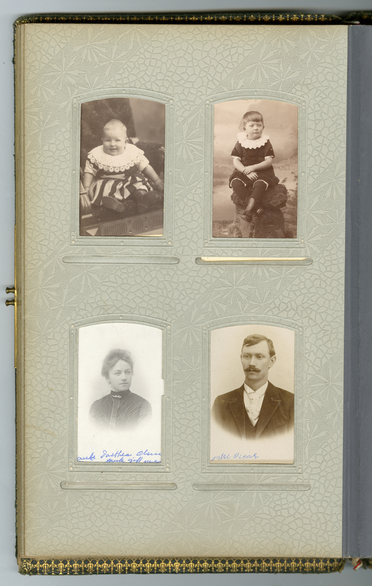 Fotoalbum med familiebilder fra Nyblin familien fra Skien, også Sørensen slekt, enkelte som utvandret til USA

Blant annet foto av Mia, Anna Karoline Olsen, Sørensen, Emanuel Sørensen, Marie Sørensen, Johannes Sørensen, Christian, Ivar, Oscar, Delba, Carl, Constanse

Foto fra fotografer Marie Rosenland, Ragnvald Nyblin, M. Neson (USA), E. A. Engelschiøn, L. Balle, Aug. Haraldsson, L. Bodner, P. F. Feilberg-Hansen, John Nielsen, R. Ovesen, Clara Hollander med mer