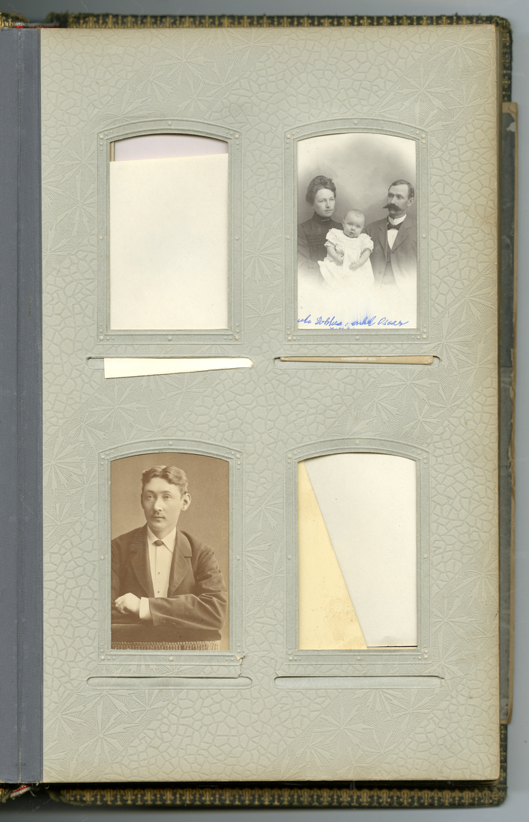 Fotoalbum med familiebilder fra Nyblin familien fra Skien, også Sørensen slekt, enkelte som utvandret til USA

Blant annet foto av Mia, Anna Karoline Olsen, Sørensen, Emanuel Sørensen, Marie Sørensen, Johannes Sørensen, Christian, Ivar, Oscar, Delba, Carl, Constanse

Foto fra fotografer Marie Rosenland, Ragnvald Nyblin, M. Neson (USA), E. A. Engelschiøn, L. Balle, Aug. Haraldsson, L. Bodner, P. F. Feilberg-Hansen, John Nielsen, R. Ovesen, Clara Hollander med mer
