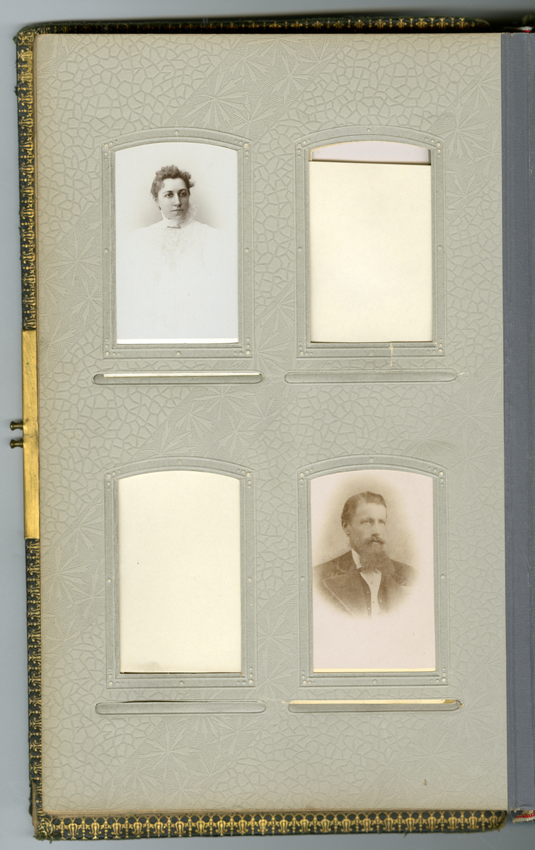 Fotoalbum med familiebilder fra Nyblin familien fra Skien, også Sørensen slekt, enkelte som utvandret til USA

Blant annet foto av Mia, Anna Karoline Olsen, Sørensen, Emanuel Sørensen, Marie Sørensen, Johannes Sørensen, Christian, Ivar, Oscar, Delba, Carl, Constanse

Foto fra fotografer Marie Rosenland, Ragnvald Nyblin, M. Neson (USA), E. A. Engelschiøn, L. Balle, Aug. Haraldsson, L. Bodner, P. F. Feilberg-Hansen, John Nielsen, R. Ovesen, Clara Hollander med mer