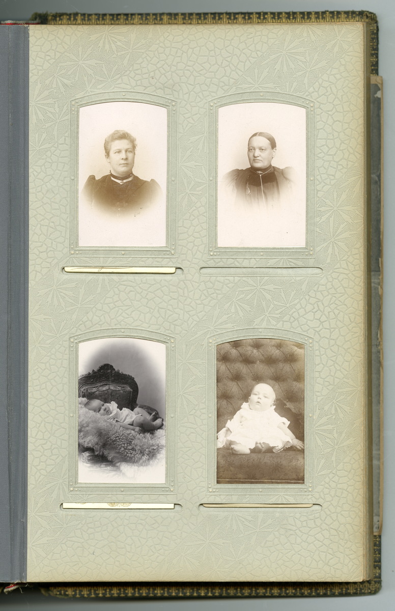 Fotoalbum med familiebilder fra Nyblin familien fra Skien, også Sørensen slekt, enkelte som utvandret til USA

Blant annet foto av Mia, Anna Karoline Olsen, Sørensen, Emanuel Sørensen, Marie Sørensen, Johannes Sørensen, Christian, Ivar, Oscar, Delba, Carl, Constanse

Foto fra fotografer Marie Rosenland, Ragnvald Nyblin, M. Neson (USA), E. A. Engelschiøn, L. Balle, Aug. Haraldsson, L. Bodner, P. F. Feilberg-Hansen, John Nielsen, R. Ovesen, Clara Hollander med mer