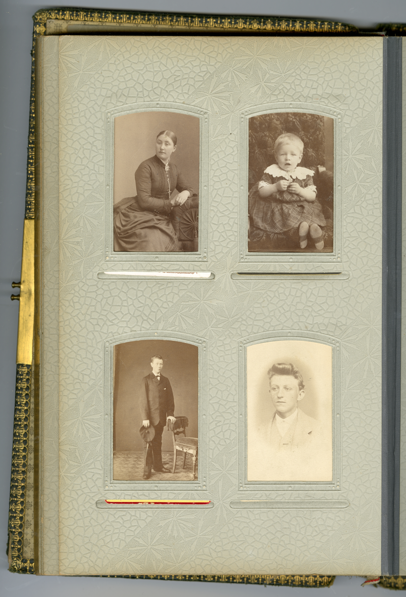 Fotoalbum med familiebilder fra Nyblin familien fra Skien, også Sørensen slekt, enkelte som utvandret til USA

Blant annet foto av Mia, Anna Karoline Olsen, Sørensen, Emanuel Sørensen, Marie Sørensen, Johannes Sørensen, Christian, Ivar, Oscar, Delba, Carl, Constanse

Foto fra fotografer Marie Rosenland, Ragnvald Nyblin, M. Neson (USA), E. A. Engelschiøn, L. Balle, Aug. Haraldsson, L. Bodner, P. F. Feilberg-Hansen, John Nielsen, R. Ovesen, Clara Hollander med mer