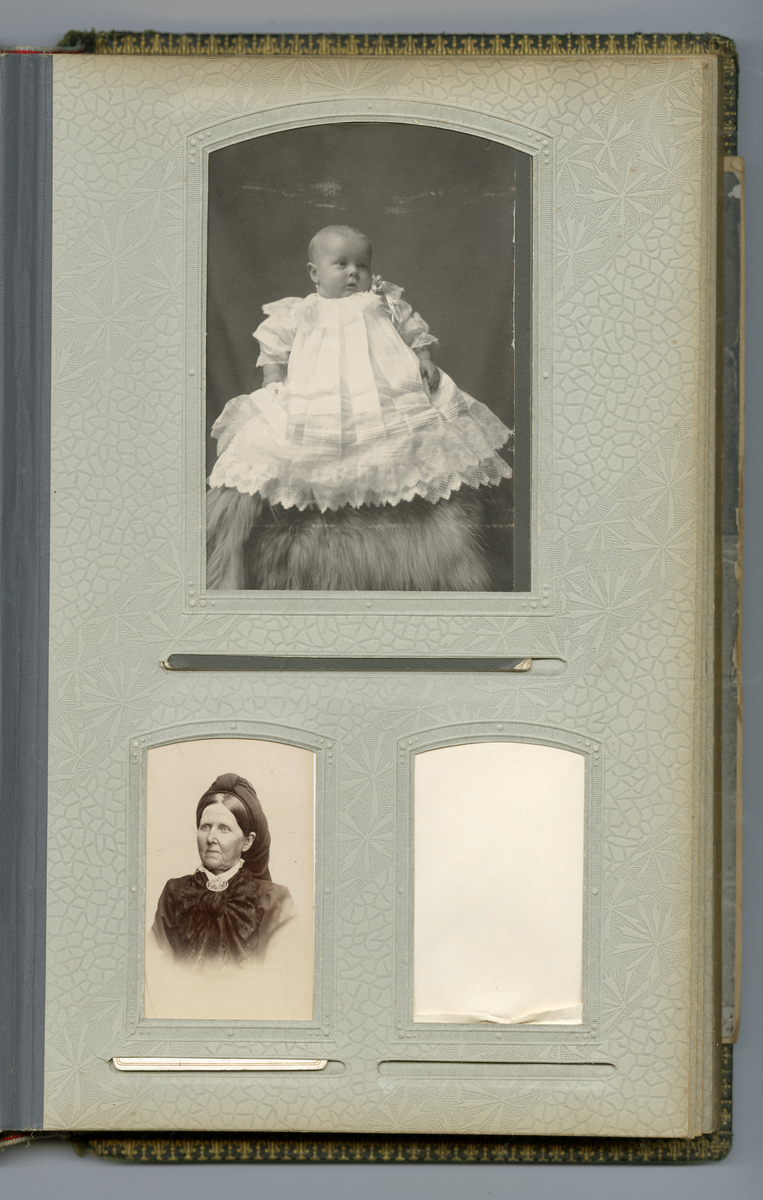 Fotoalbum med familiebilder fra Nyblin familien fra Skien, også Sørensen slekt, enkelte som utvandret til USA

Blant annet foto av Mia, Anna Karoline Olsen, Sørensen, Emanuel Sørensen, Marie Sørensen, Johannes Sørensen, Christian, Ivar, Oscar, Delba, Carl, Constanse

Foto fra fotografer Marie Rosenland, Ragnvald Nyblin, M. Neson (USA), E. A. Engelschiøn, L. Balle, Aug. Haraldsson, L. Bodner, P. F. Feilberg-Hansen, John Nielsen, R. Ovesen, Clara Hollander med mer