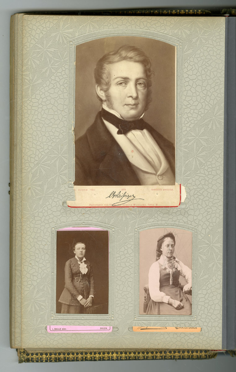 Fotoalbum med familiebilder fra Nyblin familien fra Skien, også Sørensen slekt, enkelte som utvandret til USA

Blant annet foto av Mia, Anna Karoline Olsen, Sørensen, Emanuel Sørensen, Marie Sørensen, Johannes Sørensen, Christian, Ivar, Oscar, Delba, Carl, Constanse

Foto fra fotografer Marie Rosenland, Ragnvald Nyblin, M. Neson (USA), E. A. Engelschiøn, L. Balle, Aug. Haraldsson, L. Bodner, P. F. Feilberg-Hansen, John Nielsen, R. Ovesen, Clara Hollander med mer