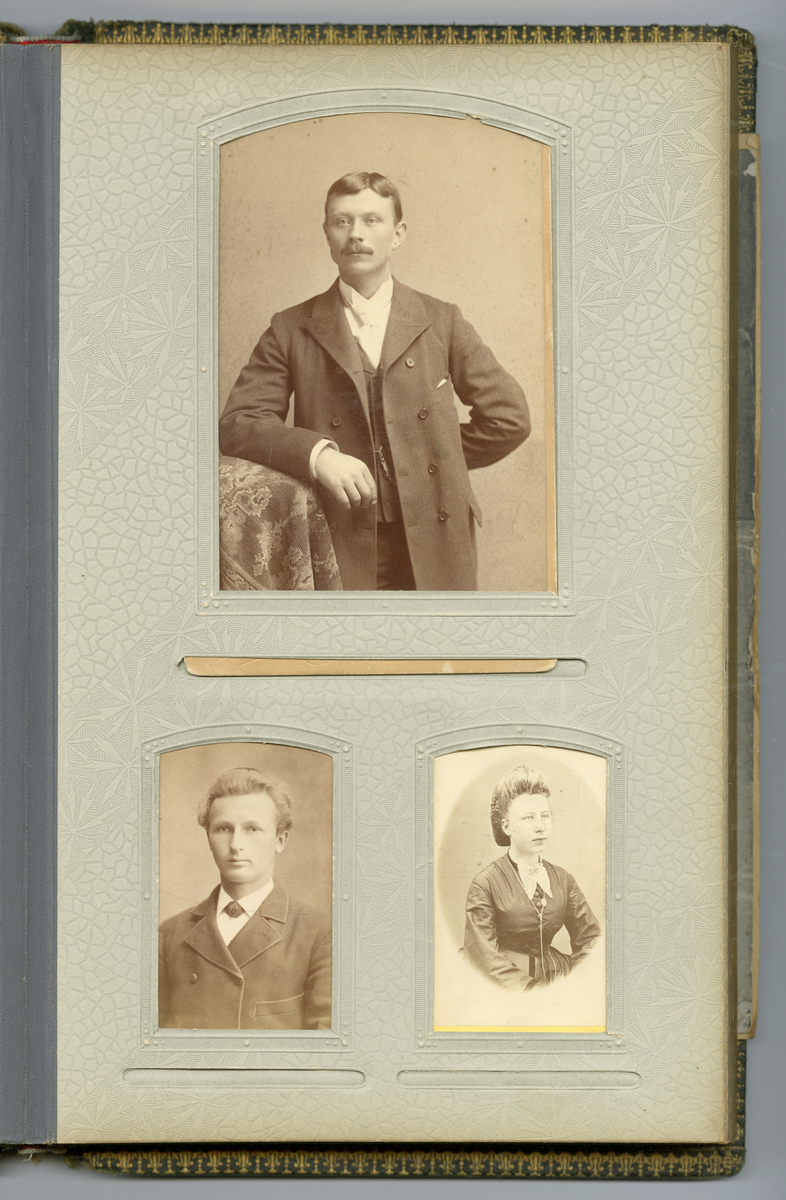 Fotoalbum med familiebilder fra Nyblin familien fra Skien, også Sørensen slekt, enkelte som utvandret til USA

Blant annet foto av Mia, Anna Karoline Olsen, Sørensen, Emanuel Sørensen, Marie Sørensen, Johannes Sørensen, Christian, Ivar, Oscar, Delba, Carl, Constanse

Foto fra fotografer Marie Rosenland, Ragnvald Nyblin, M. Neson (USA), E. A. Engelschiøn, L. Balle, Aug. Haraldsson, L. Bodner, P. F. Feilberg-Hansen, John Nielsen, R. Ovesen, Clara Hollander med mer