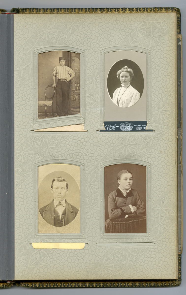 Fotoalbum med familiebilder fra Nyblin familien fra Skien, også Sørensen slekt, enkelte som utvandret til USA

Blant annet foto av Mia, Anna Karoline Olsen, Sørensen, Emanuel Sørensen, Marie Sørensen, Johannes Sørensen, Christian, Ivar, Oscar, Delba, Carl, Constanse

Foto fra fotografer Marie Rosenland, Ragnvald Nyblin, M. Neson (USA), E. A. Engelschiøn, L. Balle, Aug. Haraldsson, L. Bodner, P. F. Feilberg-Hansen, John Nielsen, R. Ovesen, Clara Hollander med mer