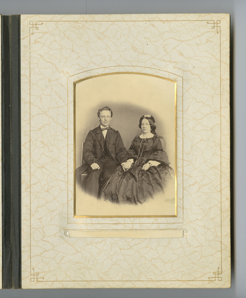 Fotoalbum med familiebilder. Navn på en del personene, påskrift på foto. Bl.a. Skiensfamilien Houen, Eberhardt m.fl.