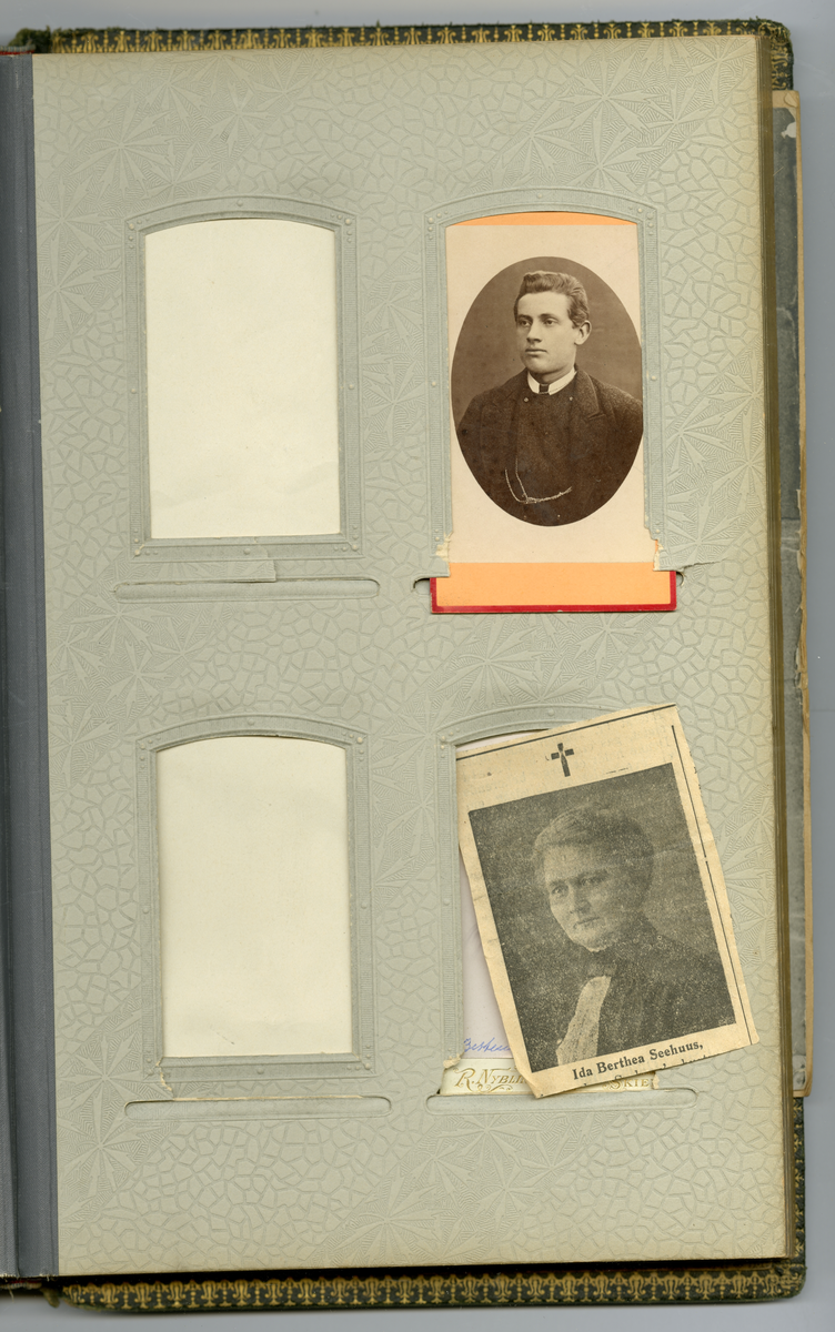 Fotoalbum med familiebilder fra Nyblin familien fra Skien, også Sørensen slekt, enkelte som utvandret til USA

Blant annet foto av Mia, Anna Karoline Olsen, Sørensen, Emanuel Sørensen, Marie Sørensen, Johannes Sørensen, Christian, Ivar, Oscar, Delba, Carl, Constanse

Foto fra fotografer Marie Rosenland, Ragnvald Nyblin, M. Neson (USA), E. A. Engelschiøn, L. Balle, Aug. Haraldsson, L. Bodner, P. F. Feilberg-Hansen, John Nielsen, R. Ovesen, Clara Hollander med mer