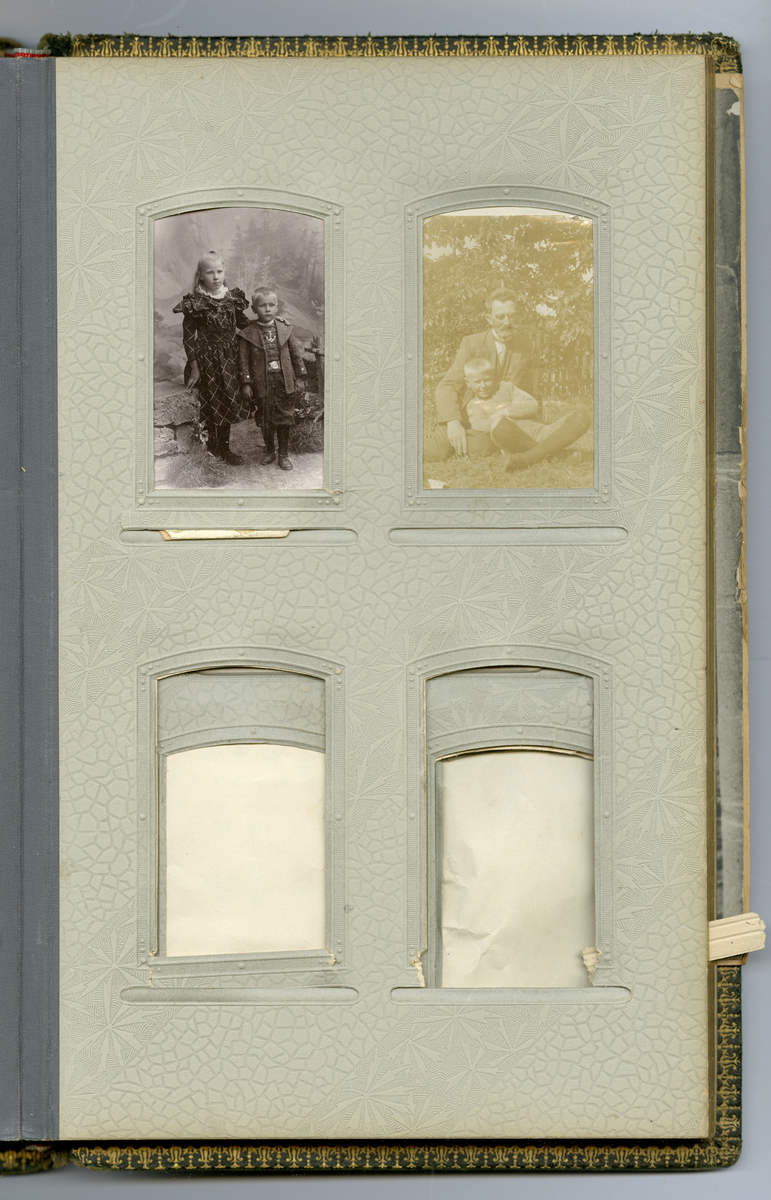 Fotoalbum med familiebilder fra Nyblin familien fra Skien, også Sørensen slekt, enkelte som utvandret til USA

Blant annet foto av Mia, Anna Karoline Olsen, Sørensen, Emanuel Sørensen, Marie Sørensen, Johannes Sørensen, Christian, Ivar, Oscar, Delba, Carl, Constanse

Foto fra fotografer Marie Rosenland, Ragnvald Nyblin, M. Neson (USA), E. A. Engelschiøn, L. Balle, Aug. Haraldsson, L. Bodner, P. F. Feilberg-Hansen, John Nielsen, R. Ovesen, Clara Hollander med mer