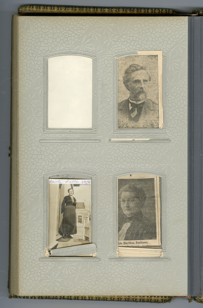Fotoalbum med familiebilder fra Nyblin familien fra Skien, også Sørensen slekt, enkelte som utvandret til USA

Blant annet foto av Mia, Anna Karoline Olsen, Sørensen, Emanuel Sørensen, Marie Sørensen, Johannes Sørensen, Christian, Ivar, Oscar, Delba, Carl, Constanse

Foto fra fotografer Marie Rosenland, Ragnvald Nyblin, M. Neson (USA), E. A. Engelschiøn, L. Balle, Aug. Haraldsson, L. Bodner, P. F. Feilberg-Hansen, John Nielsen, R. Ovesen, Clara Hollander med mer