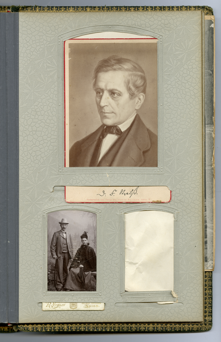 Fotoalbum med familiebilder fra Nyblin familien fra Skien, også Sørensen slekt, enkelte som utvandret til USA

Blant annet foto av Mia, Anna Karoline Olsen, Sørensen, Emanuel Sørensen, Marie Sørensen, Johannes Sørensen, Christian, Ivar, Oscar, Delba, Carl, Constanse

Foto fra fotografer Marie Rosenland, Ragnvald Nyblin, M. Neson (USA), E. A. Engelschiøn, L. Balle, Aug. Haraldsson, L. Bodner, P. F. Feilberg-Hansen, John Nielsen, R. Ovesen, Clara Hollander med mer