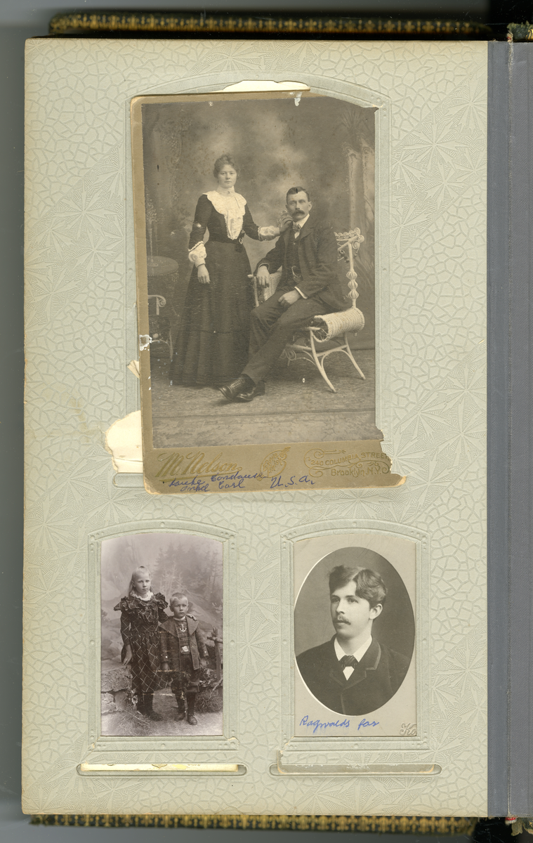 Fotoalbum med familiebilder fra Nyblin familien fra Skien, også Sørensen slekt, enkelte som utvandret til USA

Blant annet foto av Mia, Anna Karoline Olsen, Sørensen, Emanuel Sørensen, Marie Sørensen, Johannes Sørensen, Christian, Ivar, Oscar, Delba, Carl, Constanse

Foto fra fotografer Marie Rosenland, Ragnvald Nyblin, M. Neson (USA), E. A. Engelschiøn, L. Balle, Aug. Haraldsson, L. Bodner, P. F. Feilberg-Hansen, John Nielsen, R. Ovesen, Clara Hollander med mer