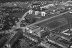 Flygfoto över Åbylund, 1957.
Grenadjärgatan har sin ursprungliga sträckning på bilden. 
Mitt i bilden kan man se Linköpings första köpcentrum, Abisko. 
Abiskorondellen.
...

385 bilder om Linköping på 1950-talet från tidningen Östgötens arkiv. Framtidstro och optimism är ord som sammanfattar Linköping på femtiotalet. Årtiondet innebar satsningar för att förbättra linköpingsbornas livsvillkor. Bostadsfrågan och trafiklösningarna dominerade den lokalpolitiska agendan.
Bilderna digitaliserades år 2013.