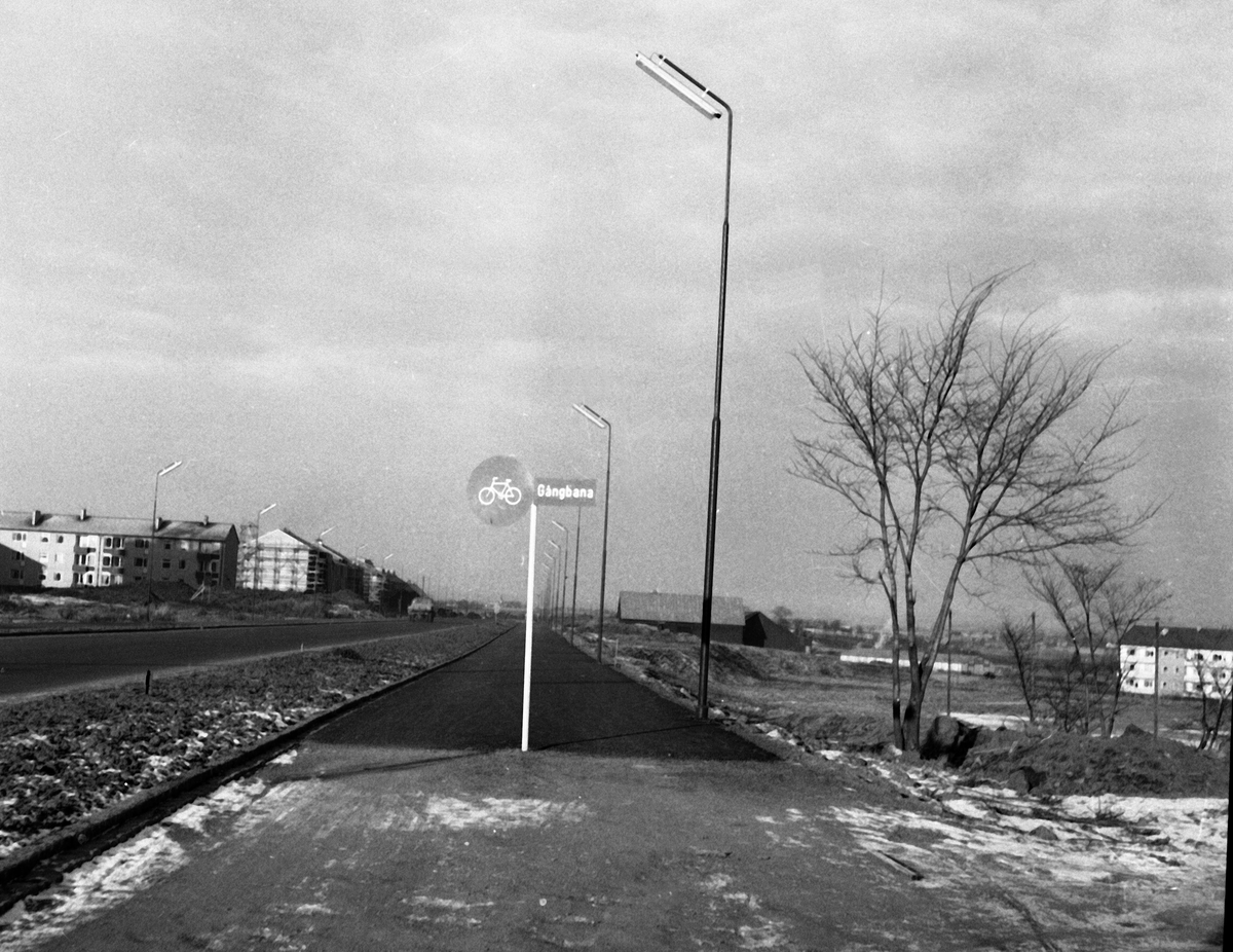 Bergsinfarten, Åbylund.
...

385 bilder om Linköping på 1950-talet från tidningen Östgötens arkiv. Framtidstro och optimism är ord som sammanfattar Linköping på femtiotalet. Årtiondet innebar satsningar för att förbättra linköpingsbornas livsvillkor. Bostadsfrågan och trafiklösningarna dominerade den lokalpolitiska agendan.
Bilderna digitaliserades år 2013.