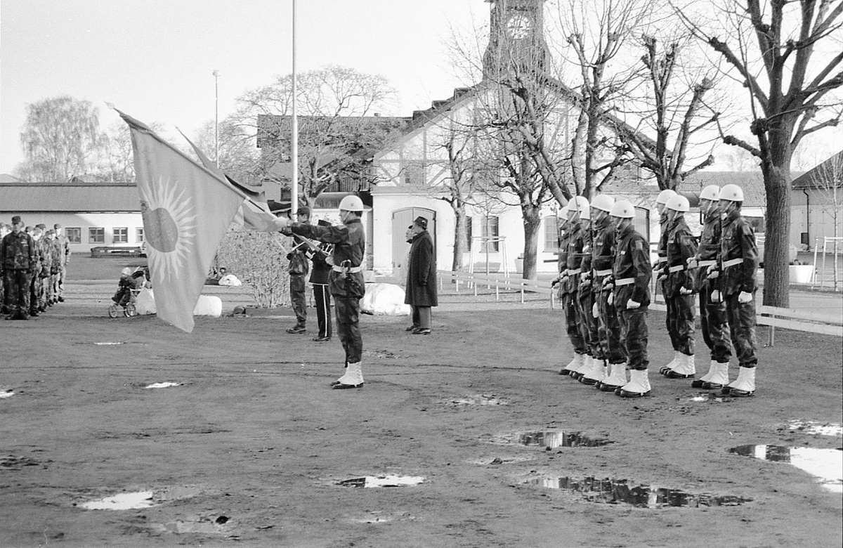Regementets dag 1991 vid T 2. Parad för fanan.