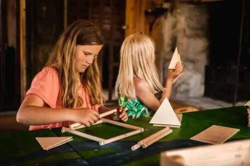 Barn bygger med laftestasjonen i Berganstua