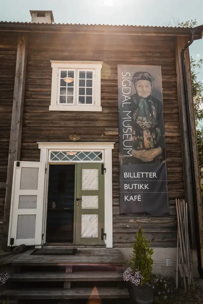 Inngangen til Plassane bygningen, der det også er kafé og butikk