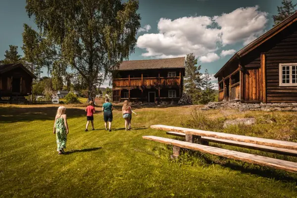 Museumstunet på Sigdal Museum med Eikjebygningen, Berganstua og Stabburet.