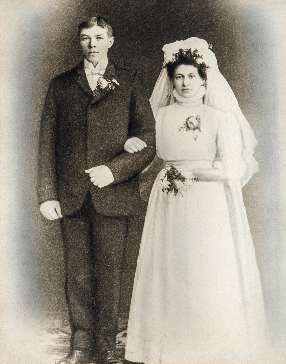 August Hjalmar Antonsen (31.05.1887-18.07.1960) og Anna Martinsdatter Haga (f: 30.07.1887), brudepar. Giftet seg i Ottestad kirke 08.05.1910. Sammen bosatte de seg i på plassen Roli, under Tokstad gård i Ottestad. Og fikk 10 barn, hvorav 8 vokste opp.