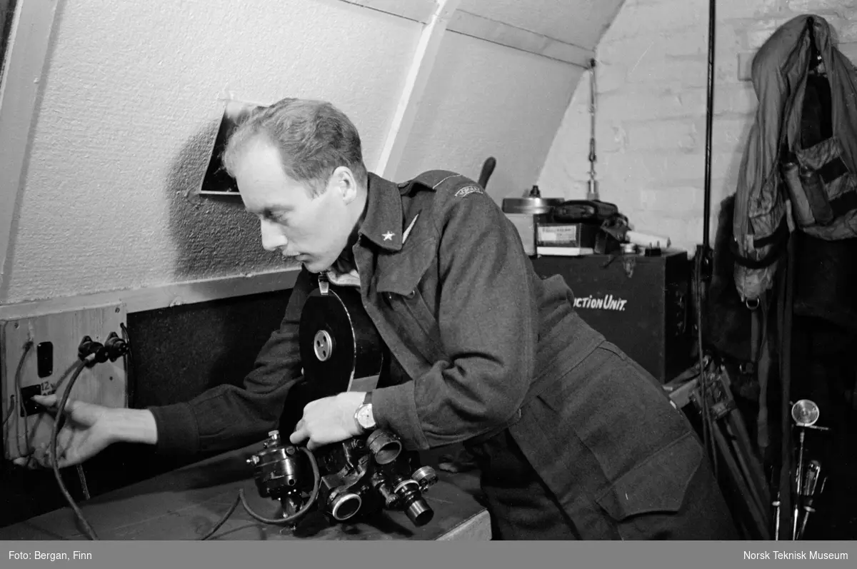 Person i uniform med filmkamera