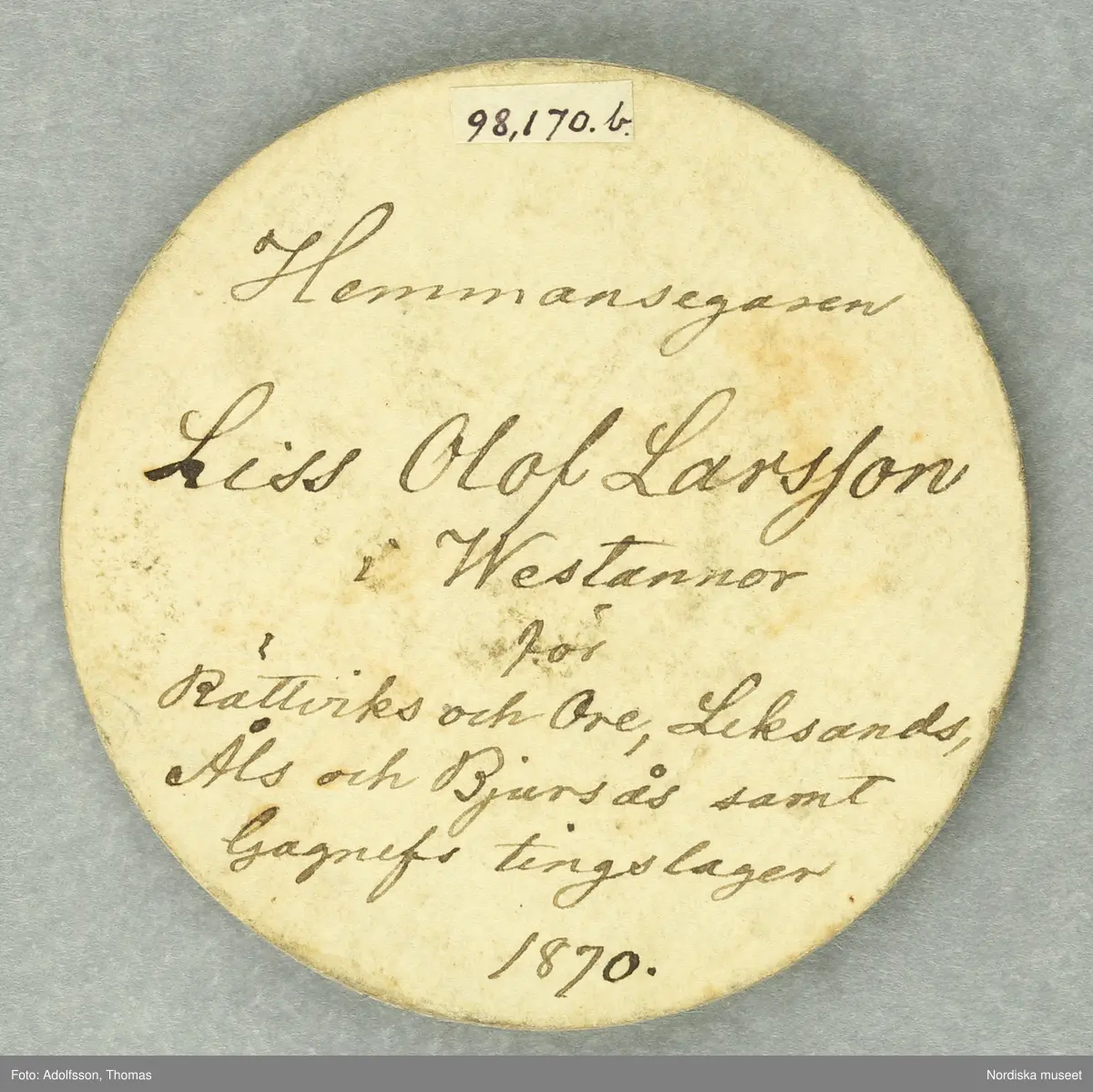 Huvudliggaren:
"Riksdagspoletter av papp, runda 4 gula och 1 svart, utfärd. för Liss Olof Larsson åren 1867, 1870, 1873, 1876, samt kyrkomötet 1878.. 5 st.
G 21/3 1904 Liss Lars, kapten, Vaxholm."