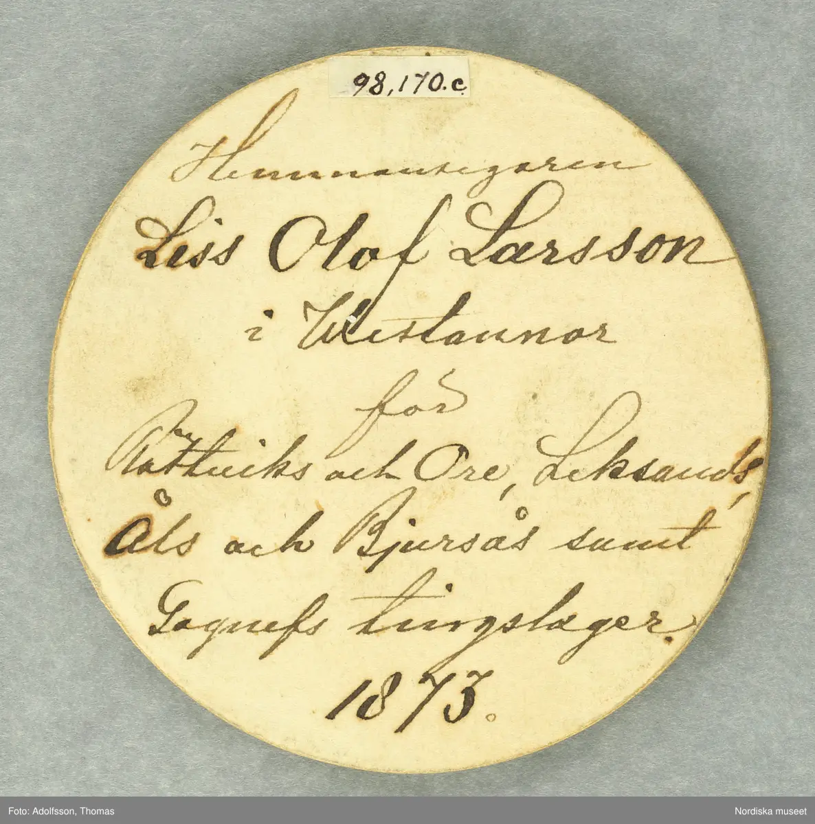 Huvudliggaren:
"Riksdagspoletter av papp, runda 4 gula och 1 svart, utfärd. för Liss Olof Larsson åren 1867, 1870, 1873, 1876, samt kyrkomötet 1878.. 5 st.
G 21/3 1904 Liss Lars, kapten, Vaxholm."