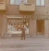 Skyltfönster med diverse tobaksprodukter. Kreditbanken, Dalaplan, Malmö. Bild tagen i maj 1964.