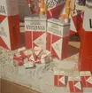 Skyltfönster med reklam för Virginia King-cigaretter. Kreditbanken, Dalaplan, Malmö. Bild tagen i maj 1964.