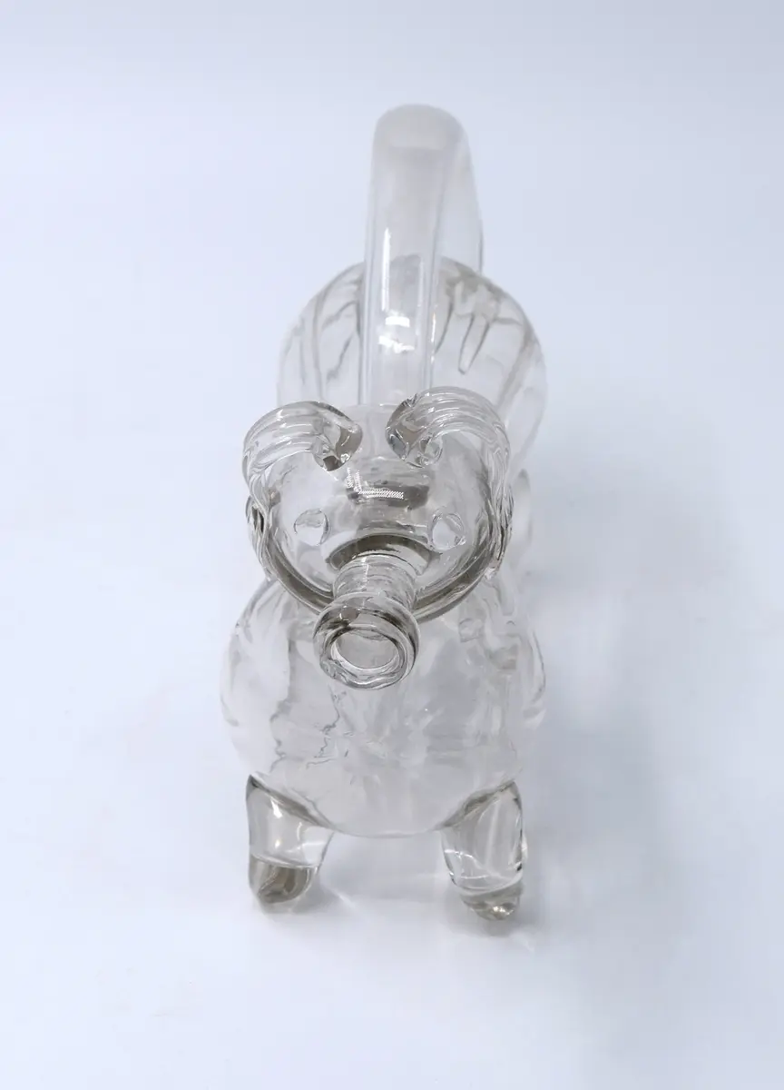Kanna, "Fyllehund", av glas. I form av hund, påminnande om de medeltida aquamanilerna. 