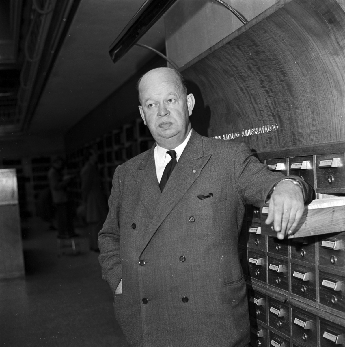 Bibliotekarie Paul Harnesk på Stadsbiblioteket, Uppsala 1960