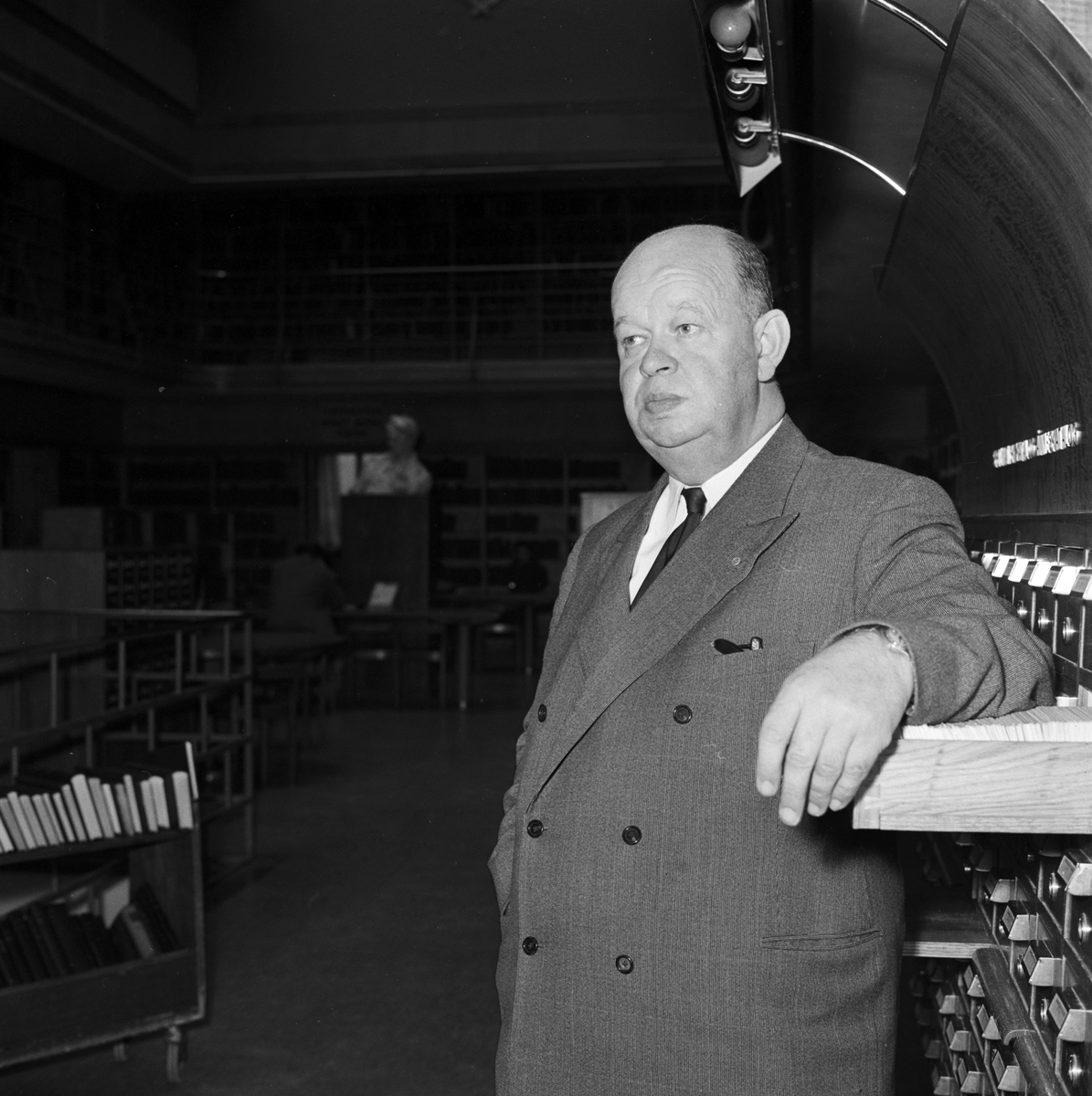 Bibliotekarie Paul Harnesk på Stadsbiblioteket, Uppsala 1960