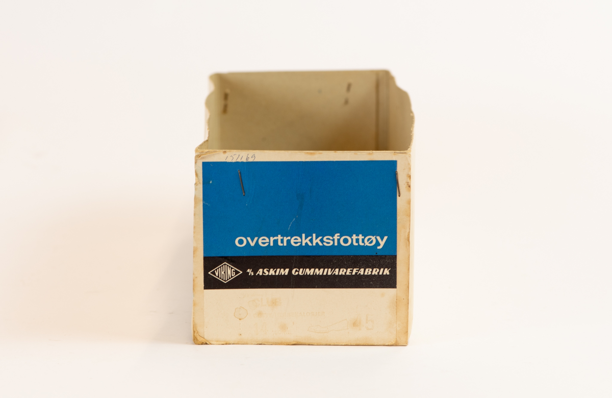 Kalosjer av merke Viking, str. 45 i originaleske, denne mangler lokk. Kalosjene er i ett stykke, glatt og blank overflate, ruglet såle. Vid åpning. Det medfølger et lite ark med bruksanbefaling.
