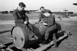 Soldater tegner på bombe