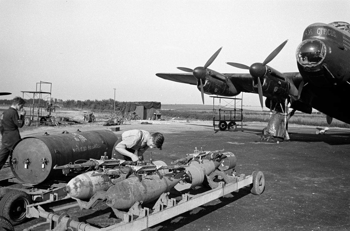 Soldat klargjør bomber for bombefly