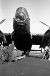 Soldater laster inn bombe i fly