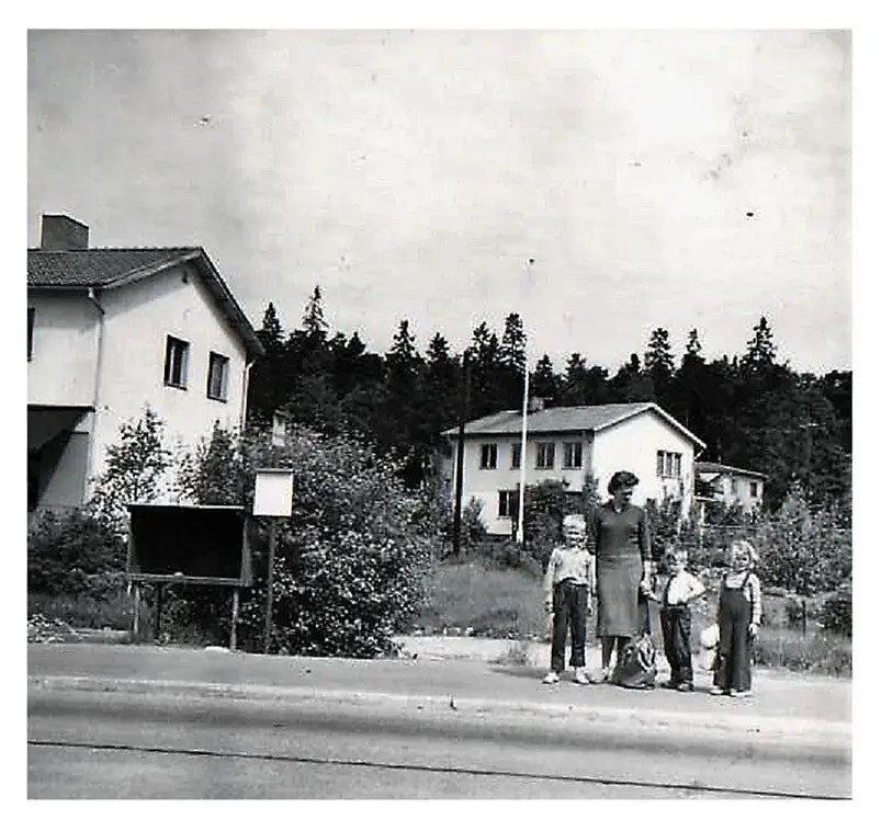 Långsjöstrands busshållplats 1953. På bilden Anette Roos (längst till höger) med bröder och mamman Karin Roos. Bilden tagen av fadern Torsten Roos. 
