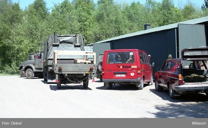 Uttagning av fordon ur mobiliseringsförråd. Från vänster: Kokbil med koksläp; inhyrd fordon och Volvo 245.