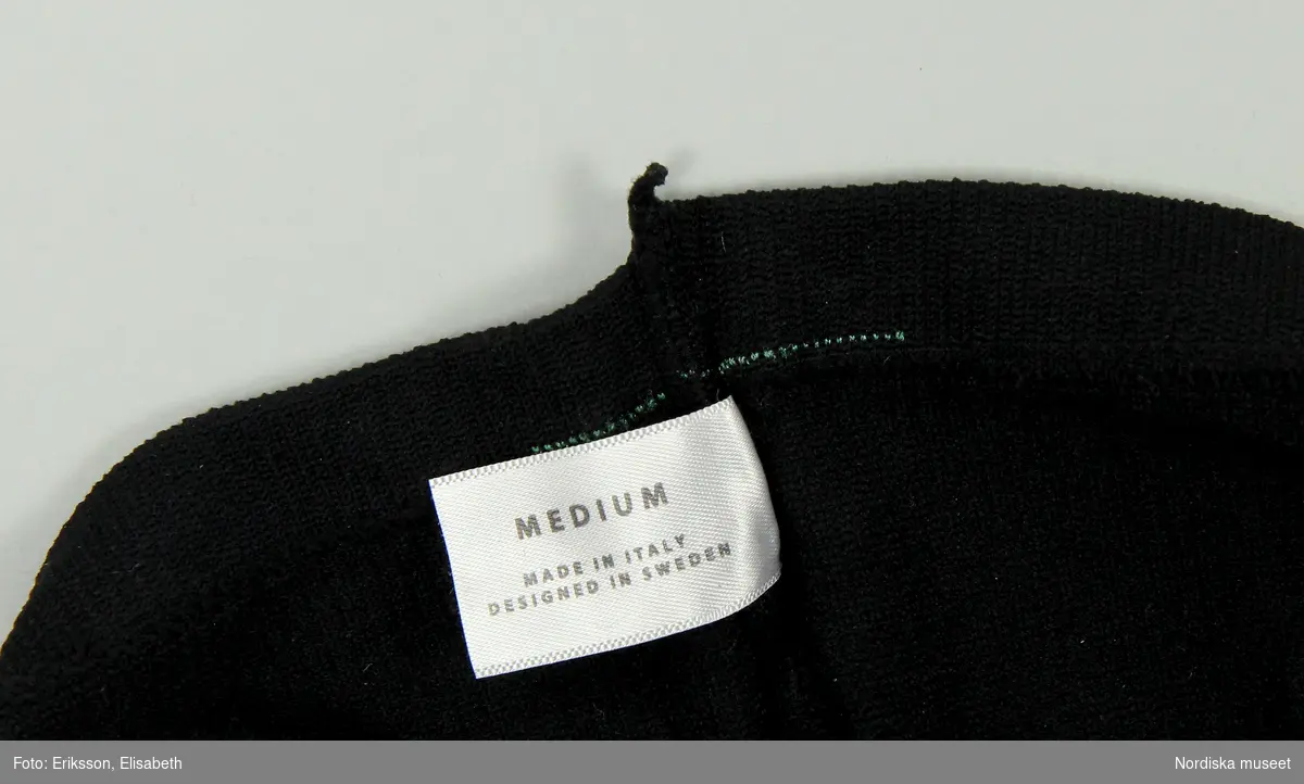 Strumpbyxor av återvunnen polyamid (92%) och elastane (8%). Töjbara. Svarta. Söm i grenen och i tån. Vit etikett insydd i grensömmen bak med text"MEDIUM / MADE IN INTALY / DESIGNED IN SWEDEN / SWE-S".
/Leif Wallin 2024-06-26