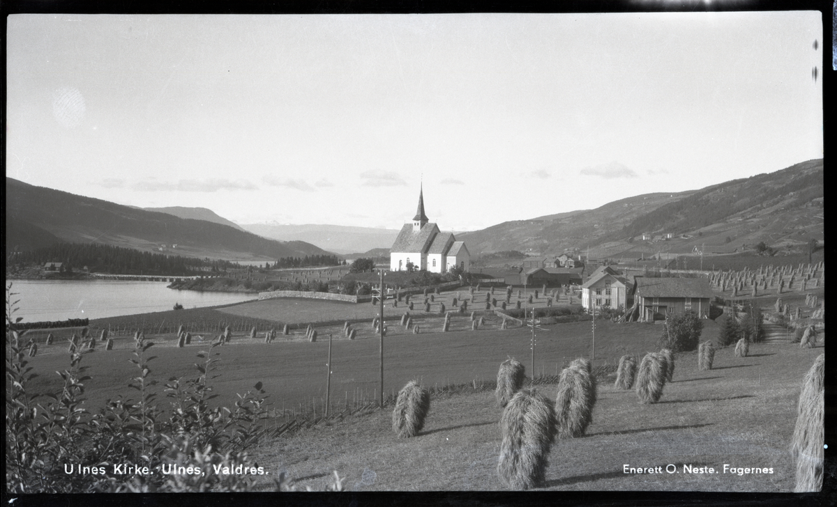 Motiv av Ulnes Kyrkja og kornband på staur.