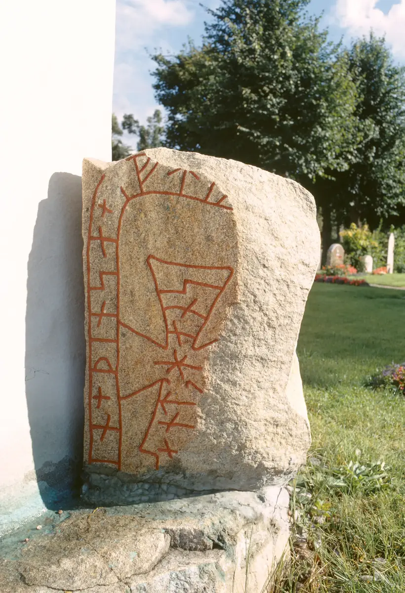 Sollentuna; runsten (fragment) U 95 vid kyrkan.
"Denna sten efter ... hans ande..."