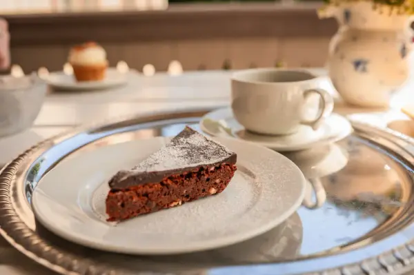 Et nærbildet av sjokoladekaken med navnet Bohemkake.